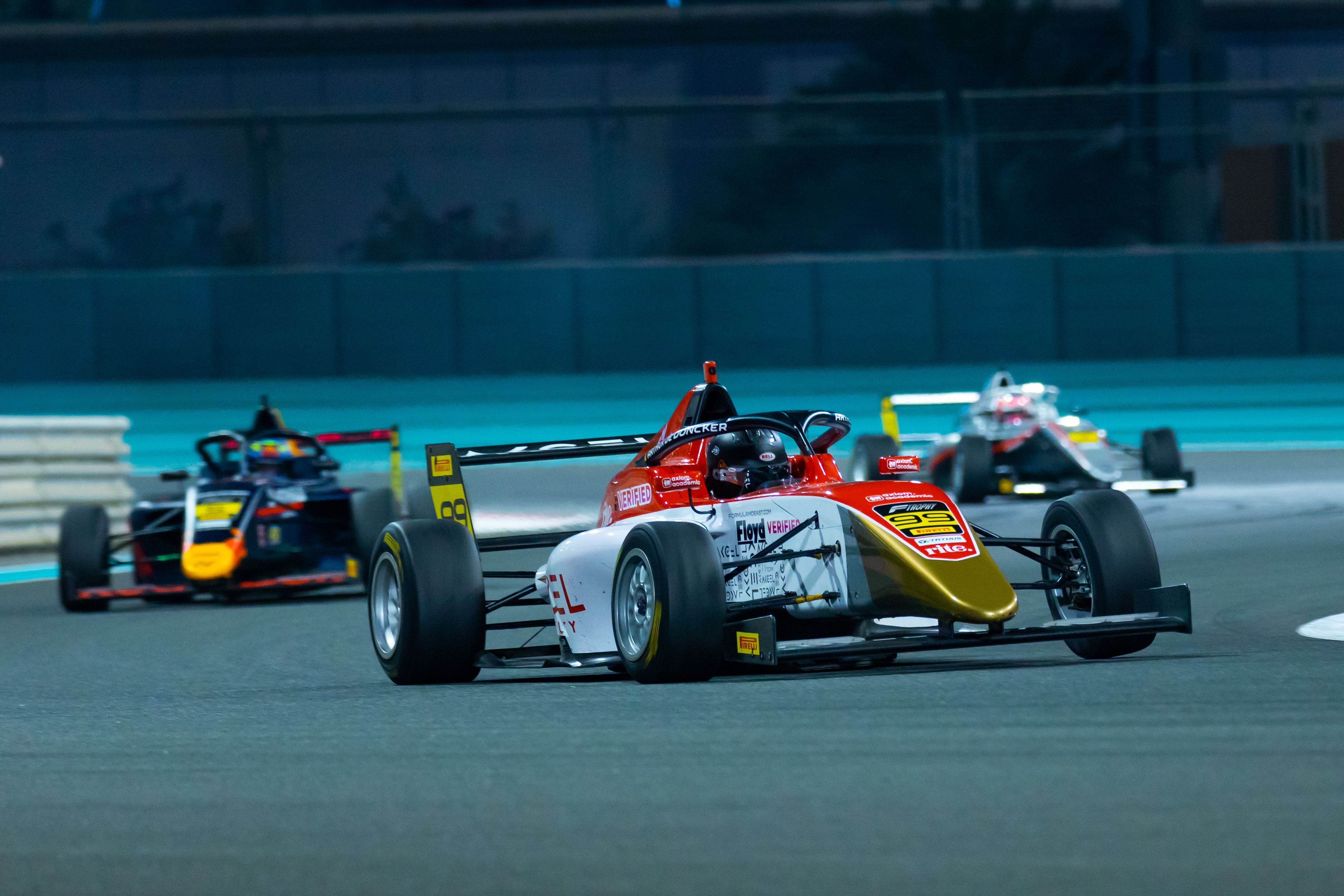 Wheel-to-wheel racing — Yas Marina