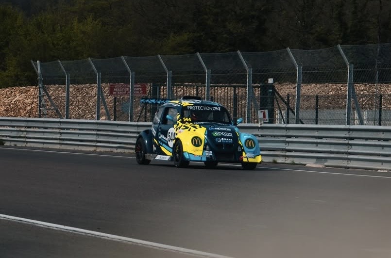 Car #544 on track — Dijon