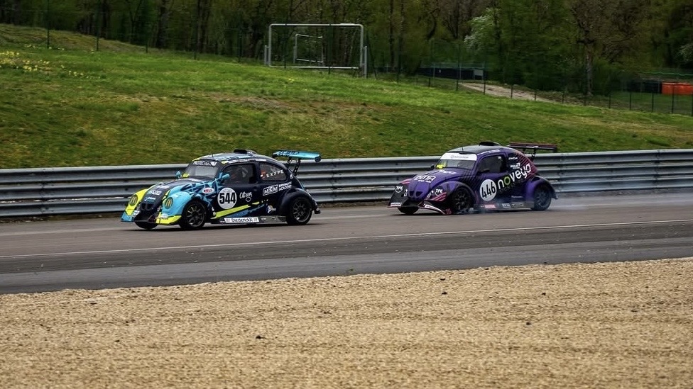 Wheel-to-wheel battle — Dijon
