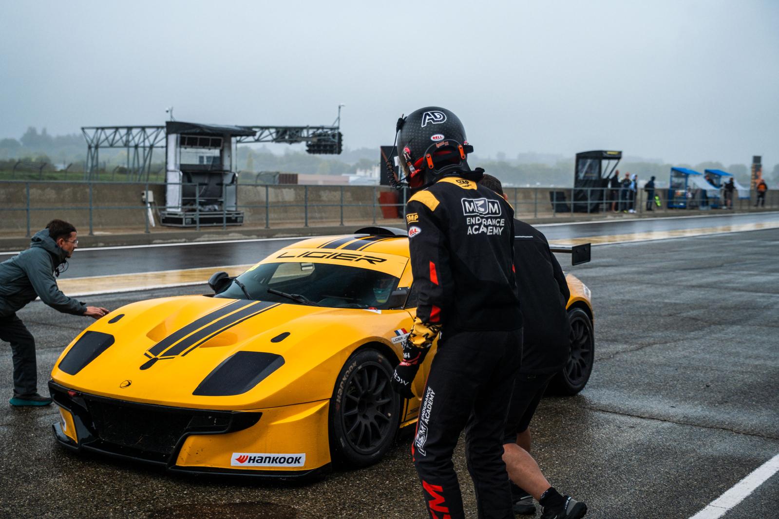 Driver change in the pit lane — Nogaro